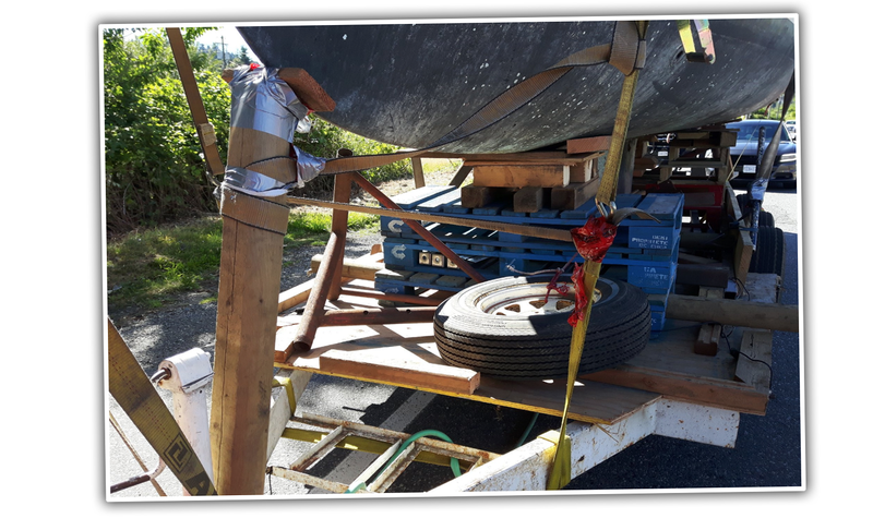Illustration for article titled It's Dangerous And Terrible But I Sort Of Respect The Kook Who Built His Shitty Boat Trailer With Duct Tape And Pallets